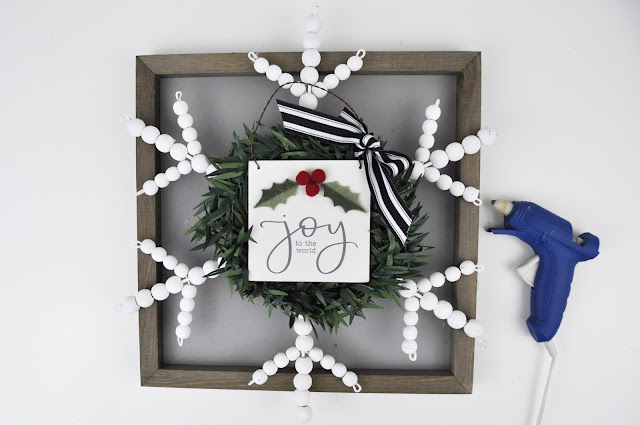 Christmas Snowflake Sign Tutorial with items from Hobby Lobby. #hobbylobby #christmasdecor #christmasdiy #jengallacher