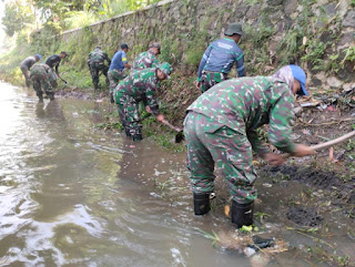 Cegah Sampah Masuk Sungai Citarum, Sektor 4 Rutin Bersihkan Selokan dan Anak Sungai