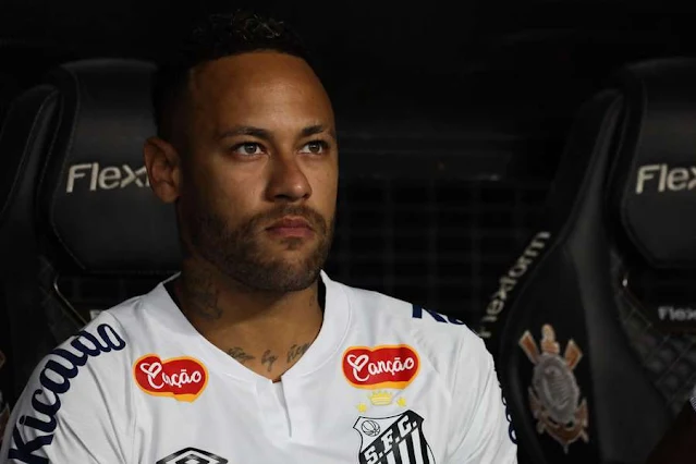 Neymar ambitionne de retrouver le football européen de haut niveau pour préparer au mieux la Coupe du Monde 2026. Si un retour au FC Barcelone, son ancien club, semblait être un rêve, la réalité financière du Barça a rapidement douché cet espoir. Cependant, la Liga espagnole pourrait bien offrir une porte de sortie inattendue à la star brésilienne. Après une année difficile marquée par une grave blessure au genou, Neymar retrouve progressivement son rythme sous les couleurs de Santos. Ses récentes convocations en équipe nationale brésilienne témoignent du fait que la Seleçao compte toujours sur lui. Conscient de la nécessité d'évoluer dans un championnat plus compétitif pour rester dans les plans du sélectionneur, Neymar a clairement affiché son intention de retourner en Europe dès cet été. La Liga privilégiée, le Barça hors course  Selon les informations de Todofichajes, Neymar privilégierait un retour en Espagne. Si un come-back au FC Barcelone est jugé impossible en raison des contraintes financières du club catalan, l'Atlético Madrid pourrait représenter une option surprenante. L'intérêt des Colchoneros pour Neymar semble toutefois nuancé. Diego Simeone et sa direction exprimeraient des réserves quant à l'opportunité d'accueillir l'ancien joueur du PSG. Son profil technique, certes indéniable, ainsi que sa fragilité physique récurrente soulèvent des questions au sein d'un effectif où la rigueur tactique et l'intensité physique sont primordiales. Néanmoins, l'opportunité d'attirer une star de la dimension de Neymar pourrait inciter le club madrilène à reconsidérer sa position. La Premier League en plan B  Si la piste de la Liga ne se concrétise pas, Neymar conserve des options en Premier League. Chelsea et Manchester United suivraient attentivement l'évolution de sa situation. Chelsea, en quête de renforts offensifs de premier plan, pourrait être tenté de profiter de son potentiel statut de joueur libre. Manchester United, désireux de retrouver son lustre d'antan, pourrait également être intéressé par l'expérience et le talent du Brésilien. Le défi physique de l'Angleterre  Cependant, la Premier League représente un défi physique considérable pour Neymar, dont la carrière a été parsemée de blessures. L'intensité du championnat anglais pourrait être un obstacle majeur pour le Brésilien, qui devra évaluer ses options avec la plus grande prudence. Alors que la porte du FC Barcelone semble définitivement fermée, Neymar pourrait trouver un nouveau point de chute en Liga, avec l'Atlético Madrid comme option surprenante. La Premier League reste une alternative crédible, mais le défi physique qu'elle représente pourrait freiner les ardeurs du Brésilien. L'été prochain s'annonce crucial pour l'avenir de Neymar, qui devra faire un choix stratégique pour relancer sa carrière au plus haut niveau.