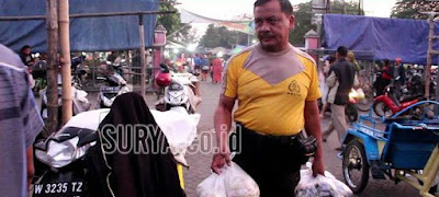 Tak Ingin Hidupi Keluarga Dari Uang Haram, Polisi Ini Keliling Pasar Jual Bumbu Instant Tiap Subuh