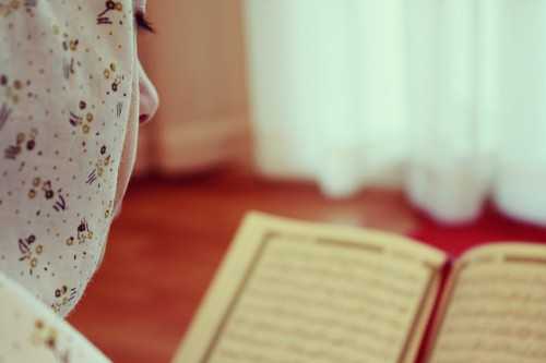 Hukum menutup aurat ketika membaca Quran