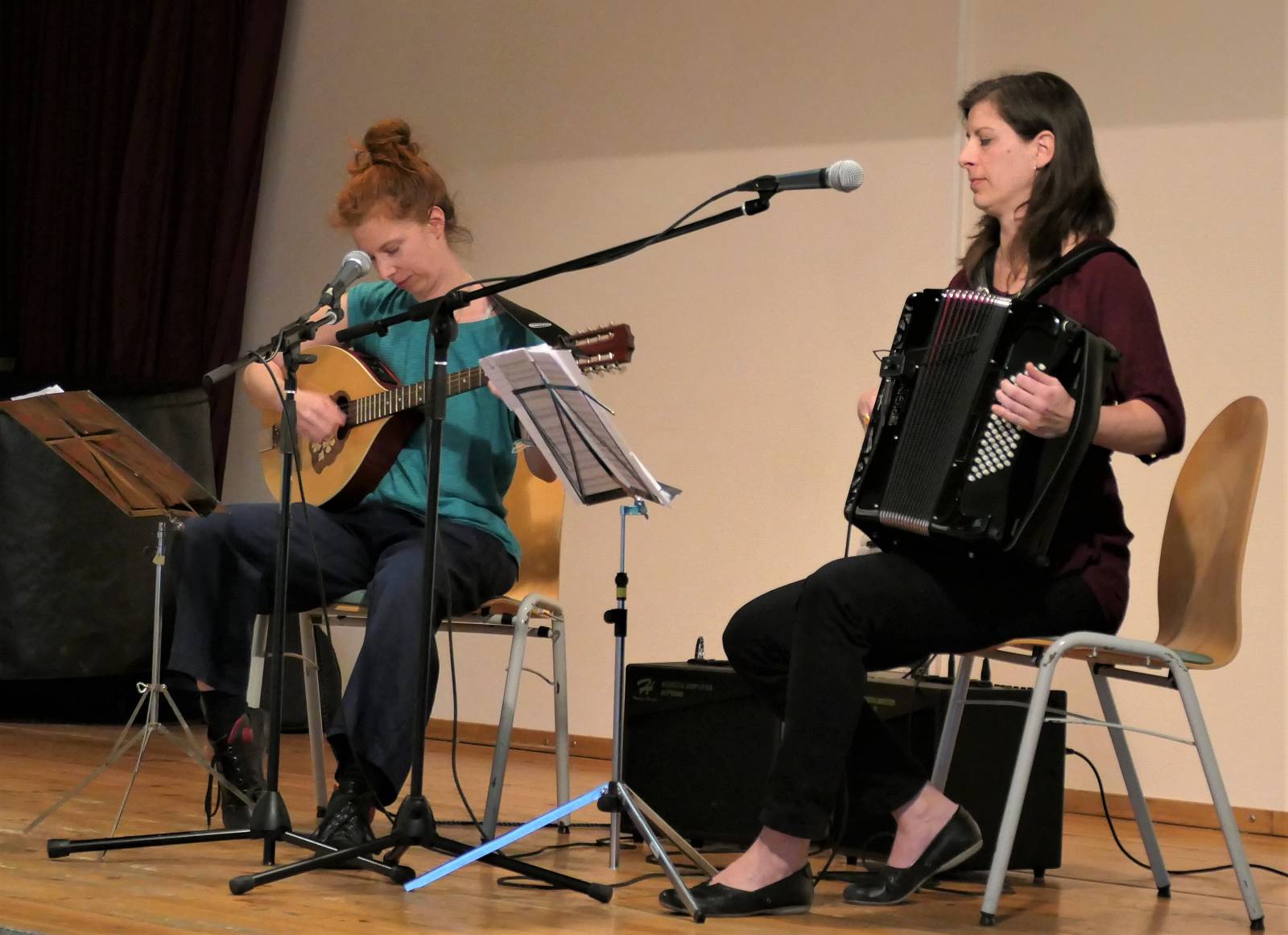 Das Duo Anina mit Akkordeon und Bouzouki - einer Schalenhalslaute -  auf der Bühne