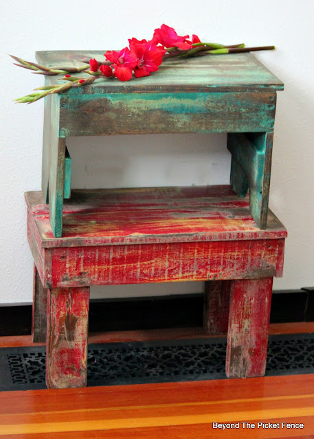 pallet wood, stool, DIY, build it, weathered paint, stain, http://bec4-beyondthepicketfence.blogspot.com/2016/05/1-pallet2-stools.html