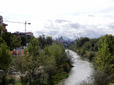 El Manzanares visto desde el Puente de los Franceses. La Almudena al fondo, una grúa a la izquierda.