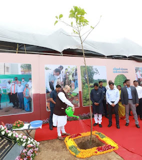 केन्द्रीय गृह एवं सहकारिता मंत्री श्री अमित शाह ने अपनी गुजरात यात्रा के दूसरे दिन आज अहमदाबाद में अहमदाबाद म्युनिसिपल कॉर्पोरेशन (AMC) तथा पश्चिम रेलवे के विभिन्न विकास कार्यों का उद्घाटन एवं शिलान्यास किया    गृह मंत्री अमित शाह ने Mission Million Trees अभियान के तहत आज पौधारोपण अभियान का भी शुभारंभ किया    प्रधानमंत्री श्री नरेन्द्र मोदी जी की दूरदृष्टि के कारण भारत आज “जलवायु परिवर्तन और ग्लोबल वॉर्मिंग” के क्षेत्र में विश्व का नेतृत्व कर रहा है    प्रकृति का दोहन होना चाहिए पर शोषण नहीं, प्रकृति का संरक्षण ही धरती को बचाने का एकमात्र उपाय है    आज ही ग्रीन गांधीनगर लोकसभा मतक्षेत्र अभियान की शुरुआत की गई है और    मैं सभी नागरिको से निवेदन करता हूं कि आपके घर में जितने सदस्य हैं, आप उतने वृक्ष आस-पास कहीं भी लगा दीजिए    आज साबरमती विधानसभा क्षेत्र और गांधीनगर लोकसभा क्षेत्र के लिए रेलवे सुविधाओं की द्रष्टि से बहुत बडा दिन है क्योंकि आज लोगों की सुविधा के लिए चांदलोडिया में अंडरब्रिज का लोकार्पण हुआ है और तीन अंडरब्रिज का भूमिपूजन भी हुआ है    पिछले तीन सालों में हमने 10 रेलवे अंडरपास या ओवरब्रिज बनाकर इस क्षेत्र को रेलवे क्रॉसिंग से मुक्त करने का काम किया है    चांदलोडिया स्टेशन पर पार्किंग, सौंदर्यीकरण और टिकट बुकिंग व्यवस्था के लिए लगभग 7.8 करोड रुपये के कामों का आज भूमिपूजन हुआ    केन्द्र में श्री नरेन्द्र मोदी जी के नेतृत्व में सरकार बनने के बाद से गुजरात में रेलवे का लगातार विकास हो रहा है    2009-14 की अवधि में पिछली सरकार के कार्यकाल के दौरान हर साल गुजरात में रेलवे के लिए 590 करोड रूपए खर्च किये थे लेकिन श्री नरेन्द्र मोदी जी ने 2014 से 2022 तक 8 साल में इसे 590 करोड़ रूपए से बढाकर लगभग 4,000 करोड़ रूपए करने का काम किया    श्री नरेन्द्र मोदी जी ने अहमदाबाद के विकास के लिए कई कार्य किए हैं, अहमदाबाद जैसा रिवरफ़्रंट कहीं नहीं मिलेगा, देश में कहीं भी अहमदाबाद के अलावा बीआरटीएस सफल नहीं हुई है और मेट्रो का काम भी अब खत्म होनेवाला है    विकास की दृष्टि से अहमदाबाद म्युनिसिपल कॉर्पोरेशन, राज्य सरकार और केन्द्र सरकार गांधीनगर लोकसभा के विकास के लिए कटिबद्ध हैं                           केन्द्रीय गृह एवं सहकारिता मंत्री श्री अमित शाह ने अपनी गुजरात यात्रा के दूसरे दिन आज अहमदाबाद में विभिन्न विकास कार्यों का उद्घाटन एवं शिलान्यास किया। श्री अमित शाह ने Mission Million Trees अभियान के तहत आज पौधारोपण अभियान का भी शुभारंभ किया।        श्री शाह ने चांदलोडीया रेलवे स्टेशन पर उच्चस्तरीय प्लेटफार्म व बुकिंग काउंटर का उद्घाटन, चांदलोडीया-खोडियार रेलवे अंडरब्रिज का उद्घाटन और AMC तथा पश्चिम रेलवे के विभिन्न विकासकार्यों का उद्घाटन एवं शिलान्यास किया।                       इस अवसर पर अपने संबोधन में केन्द्रीय गृह मंत्री ने कहा कि प्रधानमंत्री श्री नरेन्द्र मोदी जी की दूरदृष्टि के कारण भारत आज “जलवायु परिवर्तन और ग्लोबल वॉर्मिंग” के क्षेत्र में विश्व का नेतृत्व कर रहा है। उन्होंने कहा कि प्रकृति का दोहन होना चाहिए पर शोषण नहीं, प्रकृति का संरक्षण ही धरती को बचाने का एकमात्र उपाय है। श्री शाह ने कहा कि आज साबरमती विधानसभा क्षेत्र और गांधीनगर लोकसभा क्षेत्र के लिए रेलवे सुविधाओं की द्रष्टि से बहुत बडा दिन है। आज लोगों की सुविधा के लिए चांदलोडिया में अंडरब्रिज का लोकार्पण हुआ है और तीन अंडरब्रिज का भूमिपूजन भी हुआ है। यह सब होने के बाद अब आपको कहीं भी रेलवेफाटक नहीं मिलेगा। आज ही दो करोड रूपए के खर्च से चांदलोडिया के प्लेटफोर्म को ऊपर लाने का काम भी पूरा हुआ है। लगभग 15 करोड रूपए के खर्च से सडक के नीचे पुल बनाने का काम और लगभग डेढ़ करोड़ रूपए के ख़र्च से साबरमती रेलवे स्टेशन यात्रियों के लिए प्रतीक्षालय बनाने का काम पूर्ण हो गया है। चांदलोडिया के एक प्लेटफ़ॉर्म से दूसरे प्लेटफ़ॉर्म तक जाने के लिए एक फ़ुटओवर ब्रिज के भूमिपूजन का काम भी आज हुआ है। इसके अलावा 18 करोड रूपए के खर्च से तीन जगहों पर अंडरब्रिज बनाने का काम भी आज प्रारंभ हो गया है।इन सब कार्यों से आज रेलवे के क्षेत्र में कई समस्याओं का समाधान हो गया है। पिछले तीन सालों में,2019-20 में तीन रेलवे क्रॉसिंग को ओवरब्रिज या अंडरपासबनाकर हटाया, 2020-21 में चार रेलवे क्रॉसिंग हटाए और वर्ष 2021-22 मे तीन रेलवे क्रॉसिंग को हटाया। इस प्रकार पिछले तीन साल में 10 रेलवे अंडरपास या ओवरब्रिज बनाकर इस क्षेत्र को रेलवे क्रॉसिंग से मुक्त करने का काम हमने किया है।             श्री अमित शाह ने कहा कि लगभग 10 ट्रेनें चांदलोडिया रेलवे स्टेशन पर आज से ही खडी रहनेवाली हैं। गोरखपुर-ओखा एक्सप्रेस, सोमनाथ- जबलपुर एक्सप्रेस, सोमनाथ-जबलपुर बिजली ट्रेन, बांद्रा-वेरावल एक्सप्रेस,मुंबई-ओखा, अहमदाबाद-सोमनाथ एक्सप्रेस,वडोदरा-जामनगर ट्रेन, साबरमती मेंभी मुंबई की एक नई ट्रेन खडी रहेगी।इनके अलावा बीकानेर-दादर एक्सप्रेस साबरमती स्टेशन पर खडी रहेगी और मुजफ्फरपुर-अहमदाबाद ट्रेन भी अब साबरमती से पकड़ सकते हैं। इसके बाद जल्द ही आगरा-अहमदाबाद और ग्वालियर-अहमदाबाद ट्रेनें भी यहां खडी रहने की शुरुआत होनेवाली है। चांदलोडिया स्टेशन पर पार्किंग, सौंदर्यीकरण और टिकट बुकिंग व्यवस्था के लिए लगभग 7.8 करोड रुपये के कामों का आज भूमिपूजन हुआ है।                  श्री शाह ने कहा कि केन्द्र में श्री नरेन्द्र मोदी जी के नेतृत्व वाली सरकार बनने के बाद से गुजरात में रेलवे का विकास लगातार हो रहा है। 2009-14 की अवधि में पिछली सरकार के कार्यकाल के दौरान हर साल गुजरात में रेलवे के लिए 590 करोड रूपए खर्च किये थे। श्री नरेन्द्र मोदी जी ने 2014 से2022 तक8 सालों में इसे 590 करोड़ रूपए से बढाकर लगभग 4,000 करोड़ रूपए करने का काम किया है।उन्होंने कहा कि श्री नरेन्द्र मोदी जी ने अहमदाबाद के विकास के लिए कई कार्य किए है। अहमदाबाद जैसा रिवरफ़्रंट कहीं नहीं मिलेगा। देश में कहीं भी अहमदाबाद के अलावा बीआरटीएस सफल नहीं हुई है और मेट्रो का काम भी अब खत्म होनेवाला है।        केन्द्रीय गृह एवं सहकारिता मंत्री ने कहा कि आज ही ग्रीन गांधीनगर लोकसभा मतक्षेत्र की शुरुआत की गई है। मैंने दो दिन पहले तमाम सोसायटी, सरपंचों, तहसील पंचायतों, जिला पंचायत के सदस्यो, सभी काउन्सिलरों को पत्र लिखा है कि आपकी सोसायटी, गाँव, फ्लैट, आस-पास के स्कूलों में वृक्षारोपण कीजिए। आज इस कार्यक्रम के जरिये मैं सभी नागरिको से निवेदन करता हूं कि आपके घर में जितने सदस्य हैं, उतने वृक्ष आस-पास कहीं भी लगा दीजिए। ग्रीन गांधीनगर लोकसभा हमें अपने लिए ही करना है इसीलिए मेरी आप सबसे अपील है कि गांधीनगर लोकसभा को हम सब मिलकर ग्रीन बनायें। श्री शाह ने इस बात पर ज़ोर दिया कि कार्बन डाइऑक्साइड के प्रभाव को कम करने, मिट्टी के कटाव को रोकने, नदियों की रक्षा करने, वन्य जीवन, पक्षी प्रजातियों को बचाने और स्वस्थ रहने एकमात्र रास्ता पेड़ लगाना है। हम कोरोनाकाल में ऑक्सीजन के महत्व को समझते हैं। दुनिया में प्रदूषण को कम करने के लिए कई प्रयास किए जा रहे हैं लेकिन वो काफ़ी नहीं हैं। ऑक्सीजन की मात्रा को केवल पेड़ ही बनाए रख सकते हैं। सरकार इस काम में नागरिकों के साथ कंधे से कंधा मिलाकर खड़ी है। ये अभियान राजनीतिक नहीं बल्कि समाज, शहर, क्षेत्र, देश और धरती को बचाने का एक सराहनीय प्रयास है। उन्होंने कहा कि विकास की दृष्टि से अहमदाबाद म्युनिसिपल कॉर्पोरेशन, राज्य सरकार और केन्द्र सरकार गांधीनगर लोकसभा के विकास के लिए कटिबद्ध हैं।    श्री अमित शाह ने कहा मैं आपको ये यकीन दिलाना चाहता हूं कि हम देश में सबसे ज्यादा विकसित लोकसभा क्षेत्र बनेंगे। ग्रामीण क्षेत्र हो या फिर शहरी क्षेत्र, सबसे विकसित क्षेत्र बनने के लिए पांच साल की प्लानिंग की गई है।