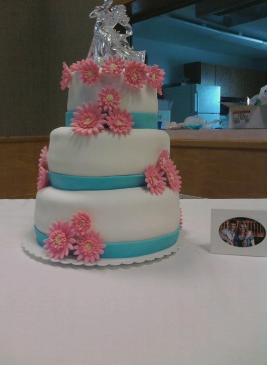 pink and blue wedding cakes