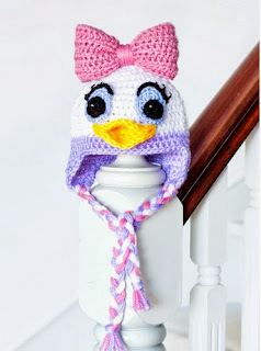 http://translate.google.es/translate?hl=es&sl=en&tl=es&u=http%3A%2F%2Fwww.hopefulhoney.com%2F2014%2F02%2Fdaisy-duck-inspired-baby-hat-crochet.html