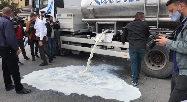 Kosovar farmers pour thousands of liters of milk on the streets of Pristina, demand ban on palm oil