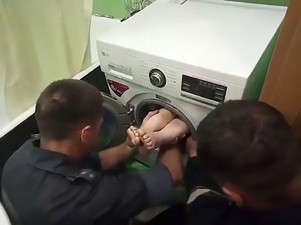 Garoto de 7 anos fica 'entalado' em máquina de lavar roupas 