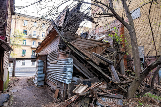 Вид со двора на разрушенный дом