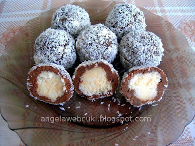 Katika-féle Kókuszgolyó, sütés nélküli, karácsonyi édesség, kakaós rumaromás masszával, kókuszos töltelékkel, kókuszreszelékben megforgatva.