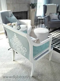 How to paint a chair with chalk paint for gorgeous results! Find the complete tutorial at diy beautify!