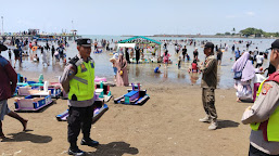 Patroli Obyek Wisata, Anggota Polsek Balongan Berikan Rasa Aman Pengunjung Pantai