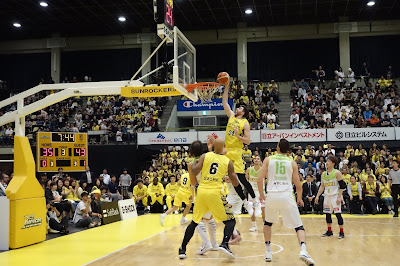 サンロッカーズ渋谷のライアン・ケリーがダンクを決める瞬間