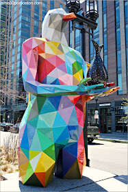 "Mythological Being 2" de  Okuda San Miguel en el Seaport de Boston