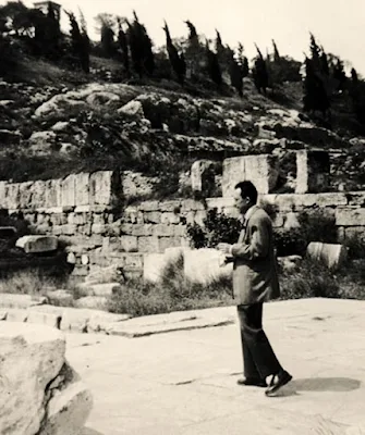 Ο Αλμπέρ Καμύ στην πρώτη του επίσκεψη το 1955 στην Ελευσίνα.