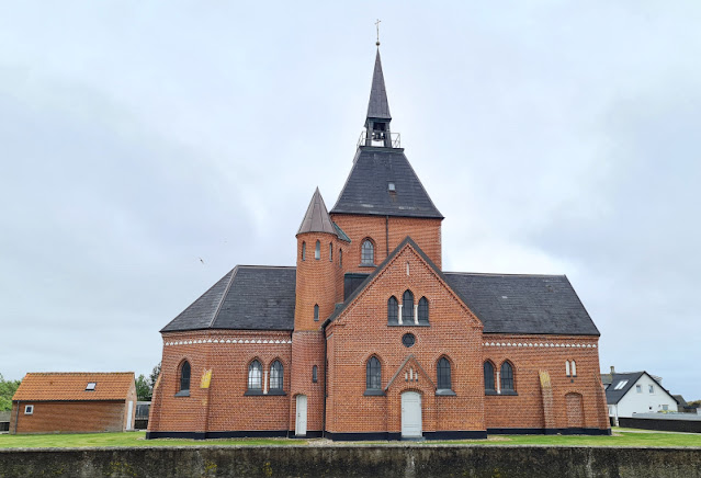 Dänemark-Urlaub: 8 kleine und große Tipps für Vorupør. Die Kirche von Vorupör ist aufgrund ihrer besonderen Bauweise bzw. Architektur sehenswert.
