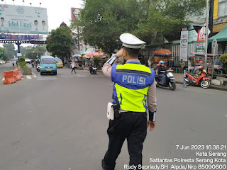 Pantau Kamseltibcarlantas, Satlantas Polresta Serkot Laksanakan Pengaturan Lalulintas