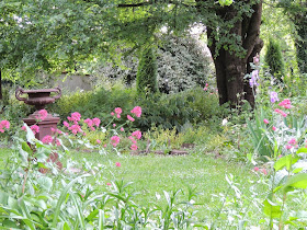 en direction de l'entrée du jardin