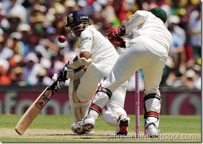 India's Sachin Tendulkar (L) attempts to play a shot past Australia's Brad Haddin (R) on day one of the second cricket Test at the Sydney Cricket Ground on January 3, 2012.