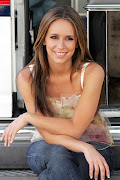 It's Jennifer LoveHewitt. Here are a couple of my favorite pics: (jennifer hewitt ghost whisperer ghostinmachine)