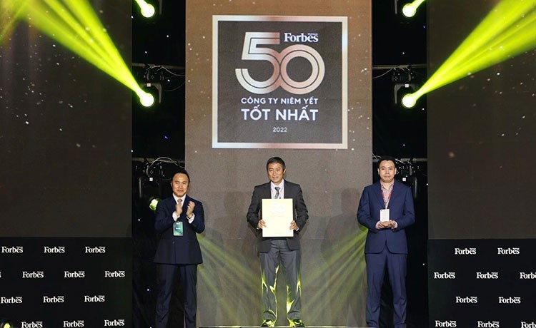 Đại diện PVFCCo nhận chứng nhận “Top 50 công ty niêm yết tốt nhất” năm 2022