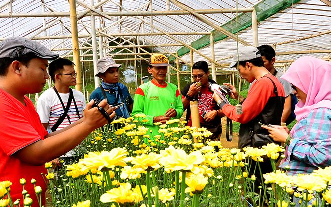 Pak Misnan berbincang dengan teman-teman blogger