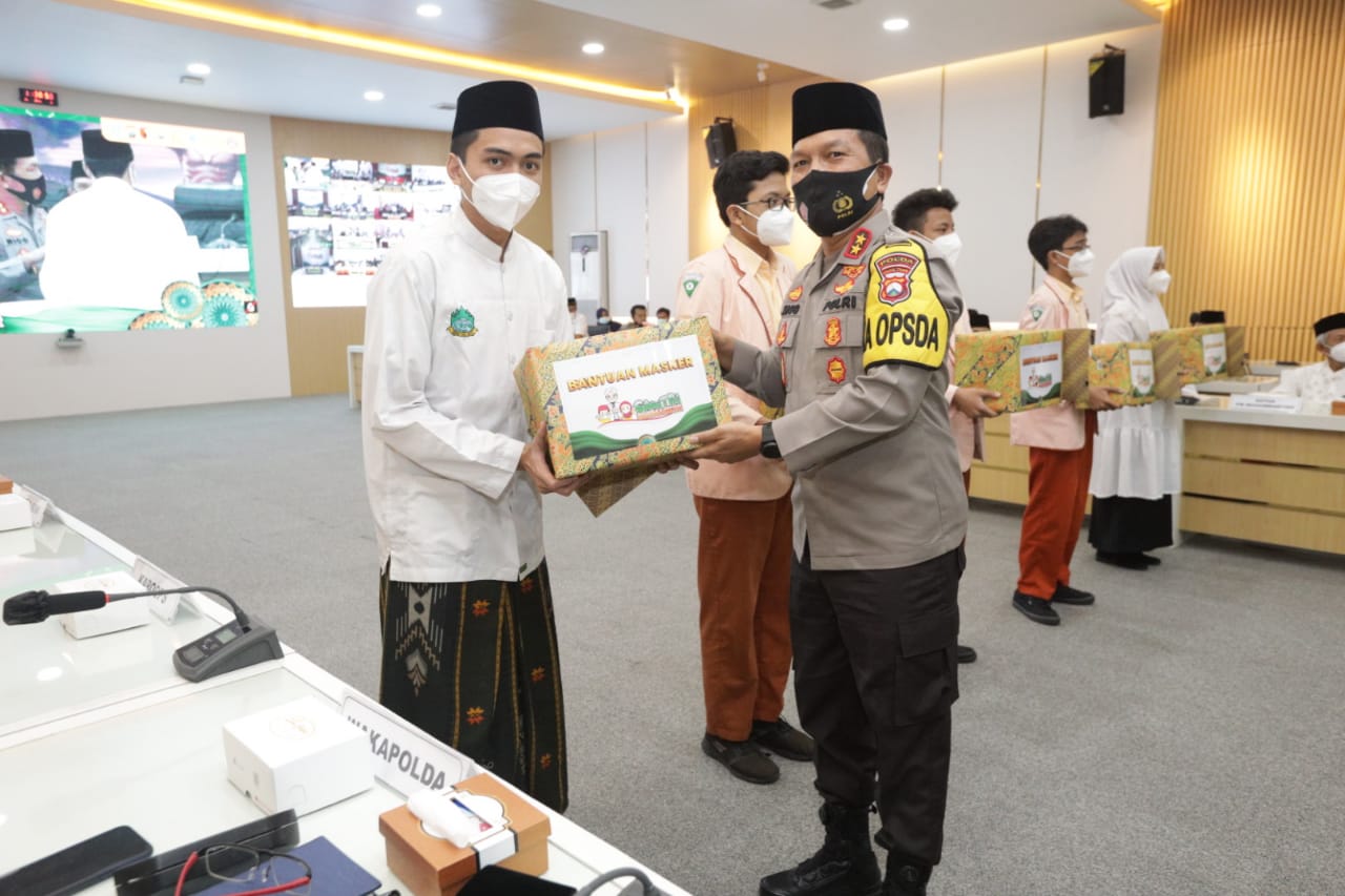 Kapolda Jatim Lounching Gerakan Santri Bermasker, Wujudkan Jatim Bebas Covid-19