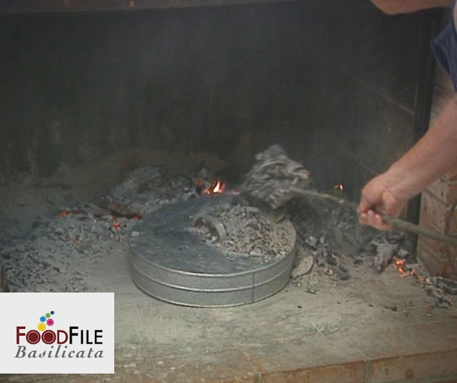 carchiola lucana, pizza azzima della Basilicata, pizza di mais lucana, ricetta della carchiola, storia della carchiola, prodotti agroalimentari tradizionali della Basilicata, street food lucani