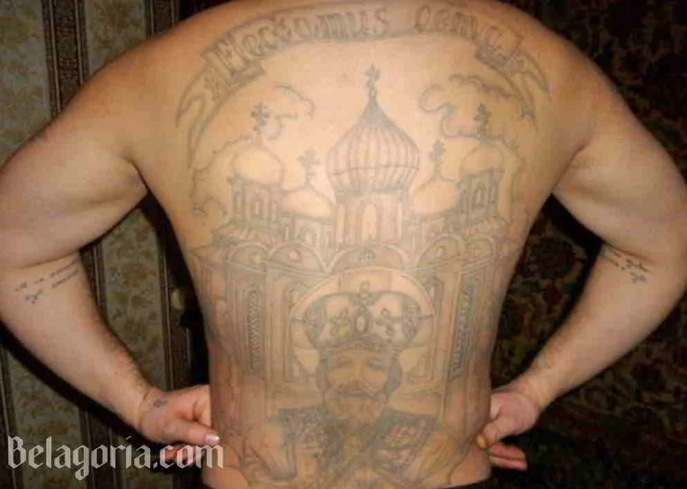 Un mafioso ruso con tatuajes de prisiones rusas