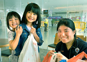 Amidst depressing reports of grocery hoarding and discrimination against healthcare workers, one Singapore dad and his two young daughters are showcasing that kindness still exists.