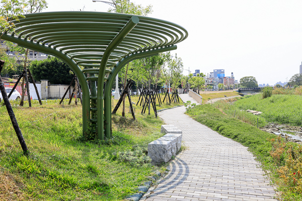 台中大里鳥竹圍公園旱溪河濱步道輕鬆散步，欣賞野鳥生態水岸美景