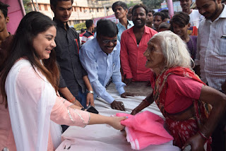 anara-gupta-distribute-relief