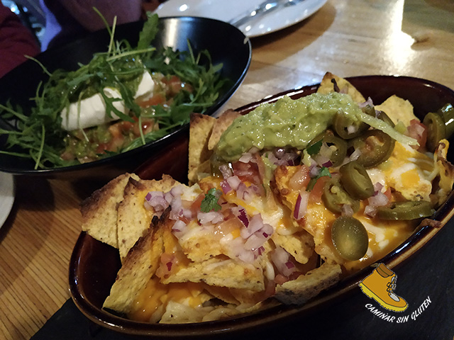 Ensalada y nachos sin gluten en Patanel