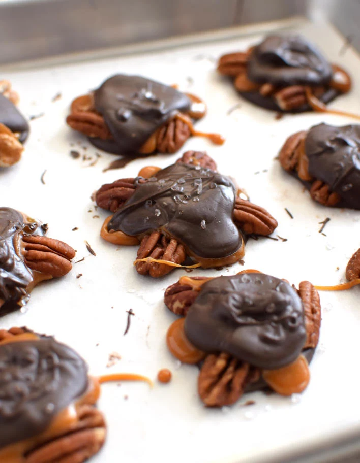 Tortugas de chocolate y nueces en una bandeja