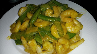 Thaise curry met gamba's en sugar snaps