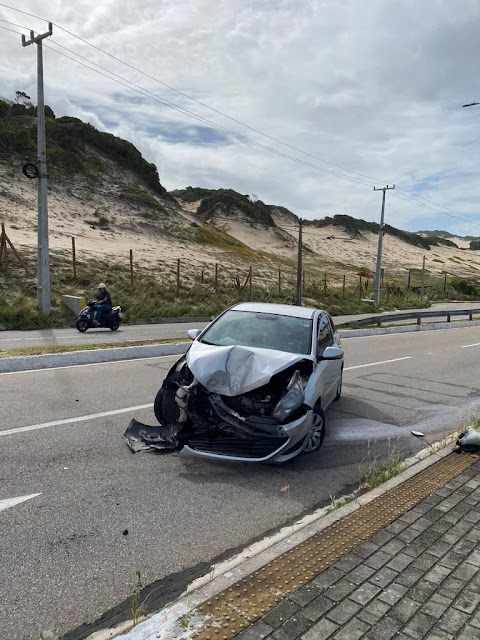 Motorista perde controle e bate carro em poste na Via Costeira em Natal