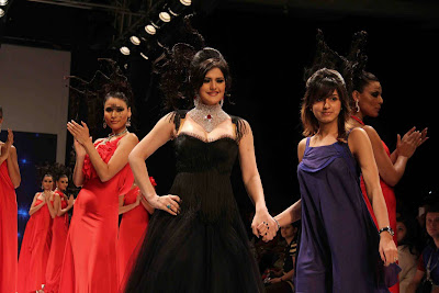 Hot And Beautiful Zarine Khan Glitters At IIJW 2011