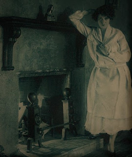 Barbara_La_Marr_home_1924_fireplace