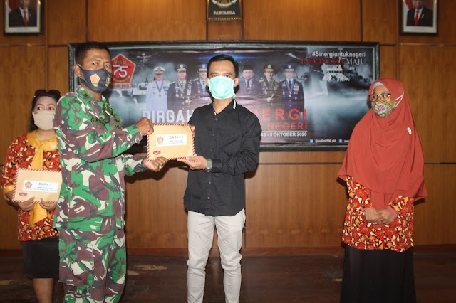 Pemenang Kompetisi Video HUT TNI Ke 75 Kodim 0726/Sukoharjo terima hadiah dari Dandim Sukoharjo