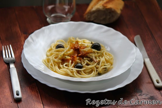 Pasta con atún, cebolla y aceitunas negras