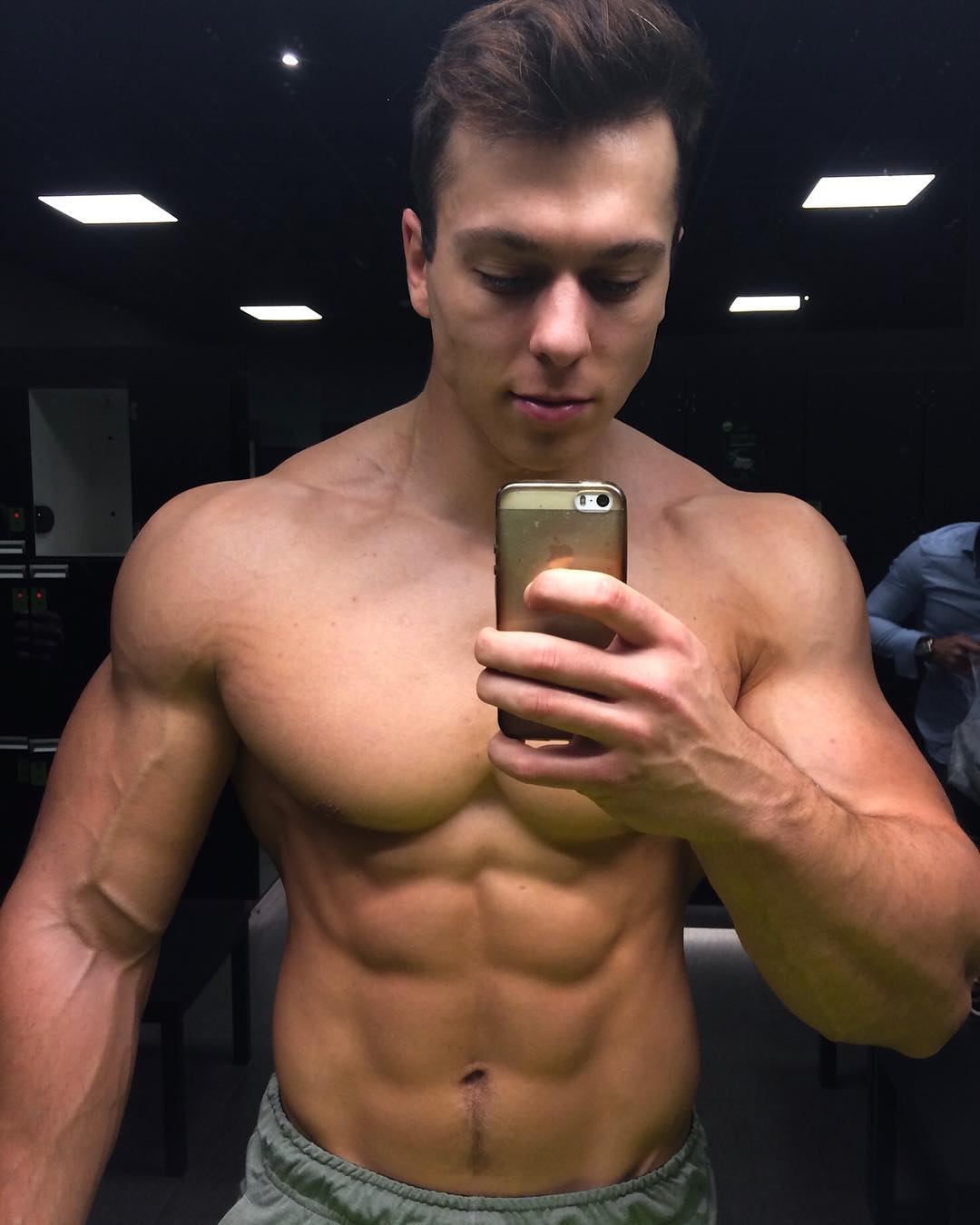 hot-shirtless-guy-paul-unterleitner-muscle-body-pecs-abs-selfie