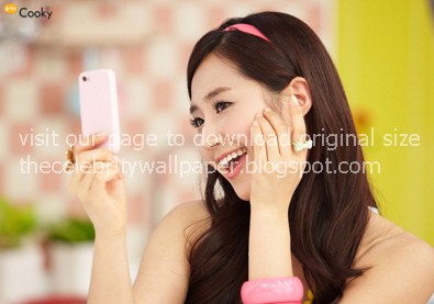 Most Beautiful Wallpaper HD - Girl Generation SNSD Yuri with handphone