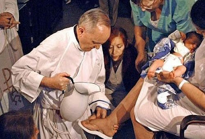 O então Cardeal Bergoglio e agora Papa Francisco lavando os pés a uma mãe com seu bebê