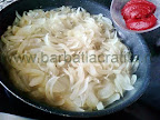 ceapa calita cu pasta de tomate - preparare reteta mancare cu aripioare de pui