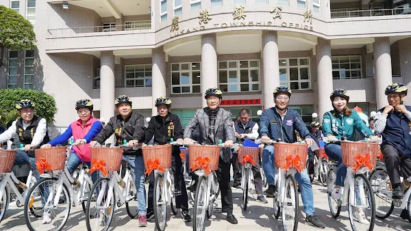 ▲鹿港鎮公所為感謝全鎮592位鄰長長期配合協助公所及里長政策推動，辛勤服務基層的犧牲奉獻精神，今天舉行「鹿港鎮里鄰長腳踏車致贈活動」。（記者林明佑翻攝）