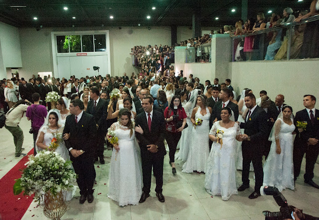 Casamento coletivo celebra o amor de 215 casais no Recife