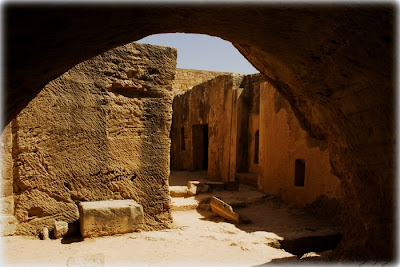 W starych grobowcach, Tombs of The Kings, Pafos, naturalne obramowanie, naturalne kadrowanie, komponowanie