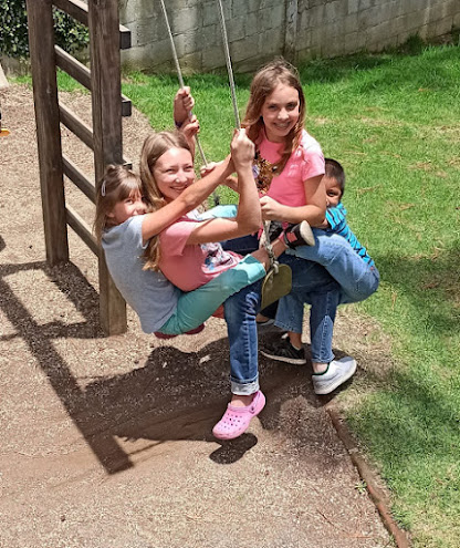 How many kids can fit on a swing??