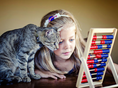 foto de niña haciendo sumas 